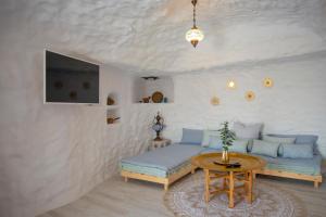 巴萨Complejo Cuevas Otto的客厅配有沙发和桌子