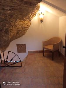 塞特尼尔CASA ENROCADA的洞穴内的房间,配有椅子和灯