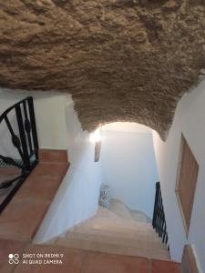 塞特尼尔CASA ENROCADA的从房子的楼梯顶部可欣赏到风景
