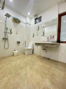 清化Mint Homestay - Thanh Hóa的一间带卫生间和水槽的浴室