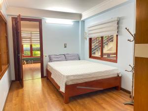 清化Mint Homestay - Thanh Hóa的一间带床的卧室,位于带窗户的房间内