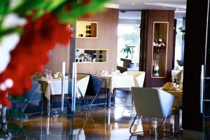 突尼斯顶楼套房酒店公寓的餐厅内带桌椅的用餐室