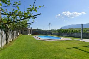 考那亚诺Valtlhof - Apt 1的一个带游泳池和围栏的院子