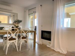 多列毛利诺斯Apartamento Calma Beach Home的白色的用餐室配有桌椅