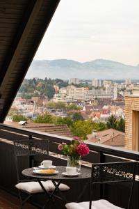 布雷根茨Haus4Zimmer - Luxus mit Blick über den Bodensee - mit Garage的美景阳台配有桌椅