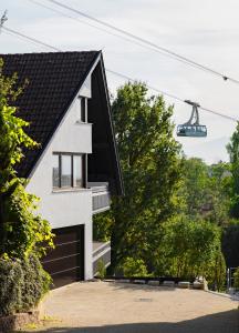 布雷根茨Haus4Zimmer - Luxus mit Blick über den Bodensee - mit Garage的一座带车库的黑色屋顶房子