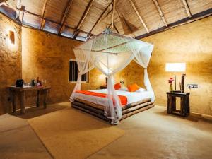 蒂瑟默哈拉默The Saraii Tree Lodge的一间卧室配有一张带天蓬的床