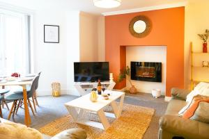 斯卡伯勒The Courtyard Apartment - Yorkshire Coast Holiday Lets的客厅设有橙色墙壁