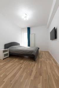 布加勒斯特Ines的一间卧室配有一张床,铺有木地板