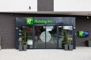 奥芬堡Holiday Inn Express - Offenburg, an IHG Hotel的假日快捷旅馆前的商店