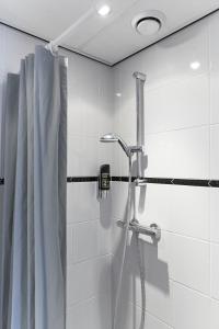 马斯特里赫特德拉布尔斯酒店的带淋浴和浴帘的浴室