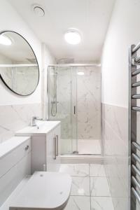 切斯特Royal House Luxury Apartments - Chester的带淋浴和卫生间的白色浴室