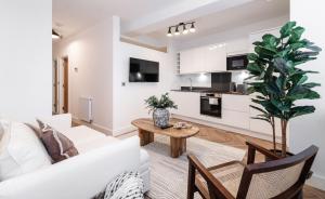 切斯特Royal House Luxury Apartments - Chester的客厅配有白色的沙发和桌子