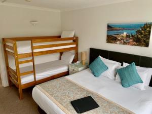 圣彼得港拉科林内特酒店、小屋及公寓的一间卧室配有两张床和一张双层床。