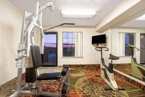 普莱诺达拉斯/普莱诺戴斯酒店的一间带跑步机的健身房