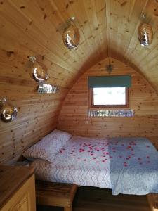 Long MartonSunny Mount Glamping Pod的小木屋内一间卧室,配有一张床