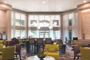 亚特兰大亚特兰大普瑞米特医疗中心拉金塔套房酒店的一个带桌椅的大堂和一间餐厅