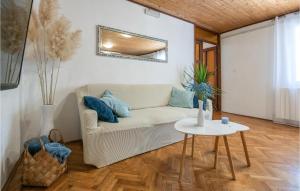 RunovićCozy Home In Runovic With Outdoor Swimming Pool的客厅配有沙发和桌子