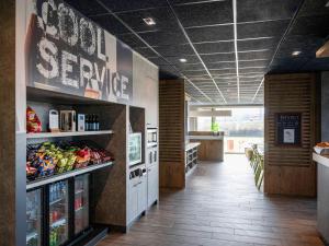 奥斯坦德ibis budget Oostende Airport的一间设有冰箱的餐厅