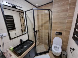 科帕奥尼克Rajski kutak - Centar的带淋浴、卫生间和盥洗盆的浴室