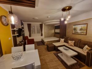 科帕奥尼克Rajski kutak - Centar的客厅配有沙发和桌子