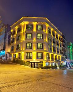 伊斯坦布尔莫门托酒店 - 特殊类别的城市的一座有灯光的建筑