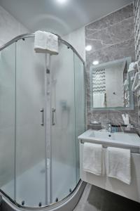 撒马尔罕Continental Hotel Samarkand的带淋浴和盥洗盆的浴室
