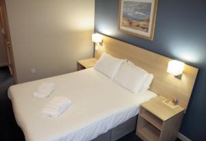 罗瑟勒姆迎宾罗瑟勒姆/谢菲尔德酒店的酒店客房,配有带两条毛巾的床