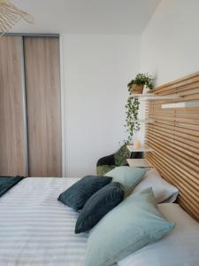 Châlette-sur-LoingMaison calme et chaleureuse的一间卧室配有带枕头的床