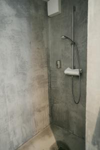 吕贝克The Layhead B&B的浴室内配有淋浴和头顶淋浴