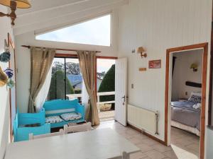 皮奇勒姆Cabañas Lomas de Pinares的客房设有一间卧室、一张床和一个窗户。