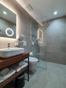 萨兰达LOOKOUT Apartments的一间带水槽、卫生间和淋浴的浴室