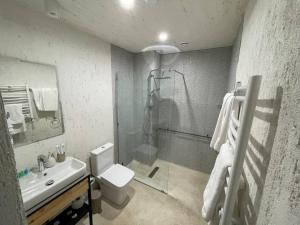 伊杰万Apaga Resort的带淋浴、卫生间和盥洗盆的浴室