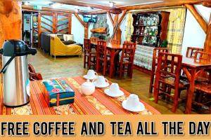 拉塔昆加Hotel Maderanegra By Huasicama的客厅配有带咖啡和茶的桌子