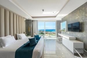 阿依纳帕Chrysomare Beach Hotel & Resort的酒店客房设有床和水槽