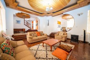 内罗毕spacious & stylish 4bdr kileleshwa的客厅配有两张沙发和一张桌子