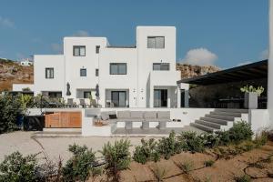 米科利维亚Villa Unica - Mikri Vigla, Seaview, Pool & Jacuzzi的白色房子前面有白色家具