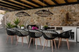米科利维亚Villa Unica - Mikri Vigla, Seaview, Pool & Jacuzzi的一间带桌椅的用餐室