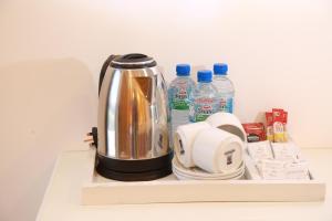 达瓦拉维Ali Weta Safari Resort的放在带水瓶的架子上的咖啡壶