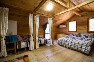 TopolitsaРибарник Forest Мagic的小木屋内带两张床的房间