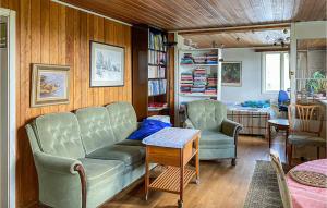 拉霍尔姆Beautiful Home In Laholm With Kitchen的客厅配有沙发和两把椅子