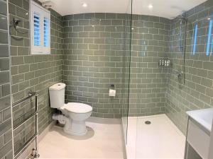 MoulsfordFerryman`s Cottage at The Beetle & Wedge的一间带卫生间和玻璃淋浴间的浴室