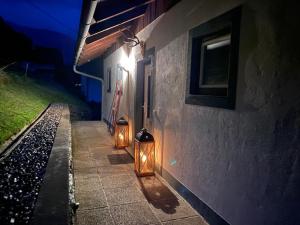 拉登泰因Nocky Mountains Lodge的夜间建筑物一侧的两盏灯