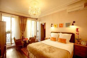 巴黎La Maison Gobert Paris Hotel Particulier的一间卧室配有一张大床和一个吊灯。