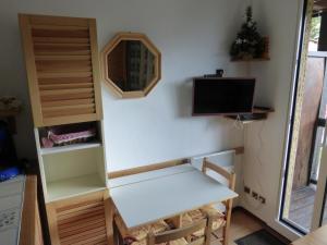 勒索兹Le Chamois Blond 509的小房间设有桌子和墙上的电视