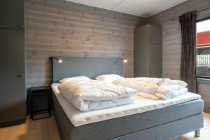 贝特斯托尔Riddertunet apartment 101的一间卧室配有一张木墙床