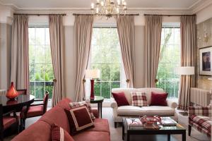 伦敦The Goodenough Hotel London的带沙发、椅子和窗户的客厅