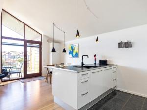 博恩瑟4 person holiday home in Bogense的白色的厨房配有水槽和桌子