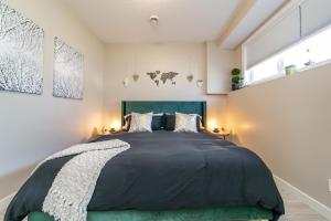埃德蒙顿Executive Home - Long Stays Welcome - Garage Parking - Free WiFi & Netflix的一间卧室配有一张大床和绿色床头板