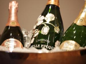 布莱顿霍夫布兰奇楼酒店的篮子里的三瓶香槟